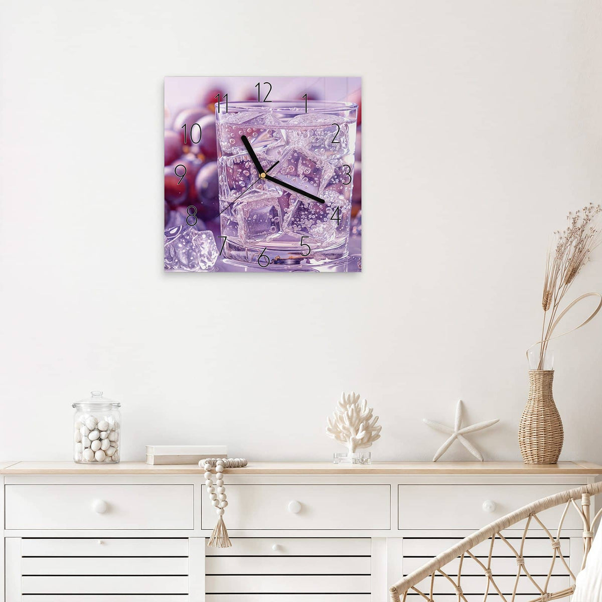 Wanduhr Traubeneisgetränk aus Glas – Quadratisch 30 × 30 cm – Sprudelndes Glas zwischen frischen Trauben