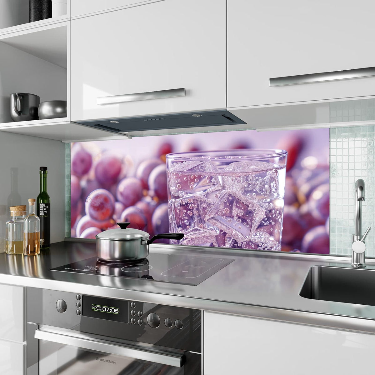 Küchenrückwand aus Glas Sprudel mit Trauben im Hochformat als Spritzschutz hinter dem Kochfeld, über dem Fliesenspiegel montiert