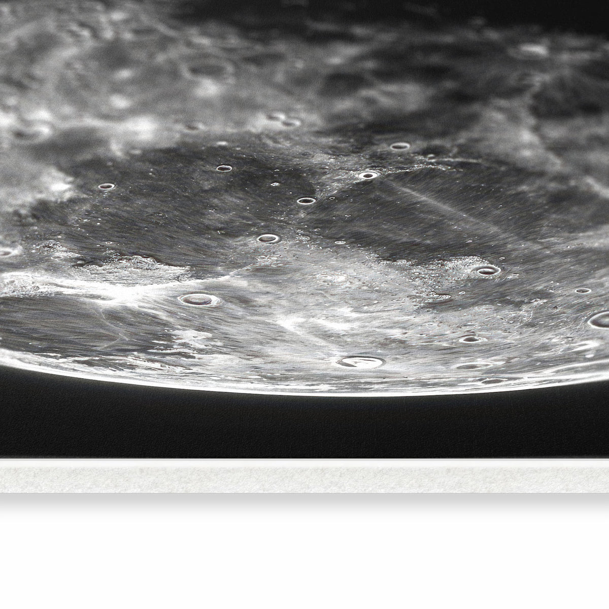 Rutschhemmender Teppich für die Küche mit Motiv Mondkrater Close-up in seitlicher Ansicht