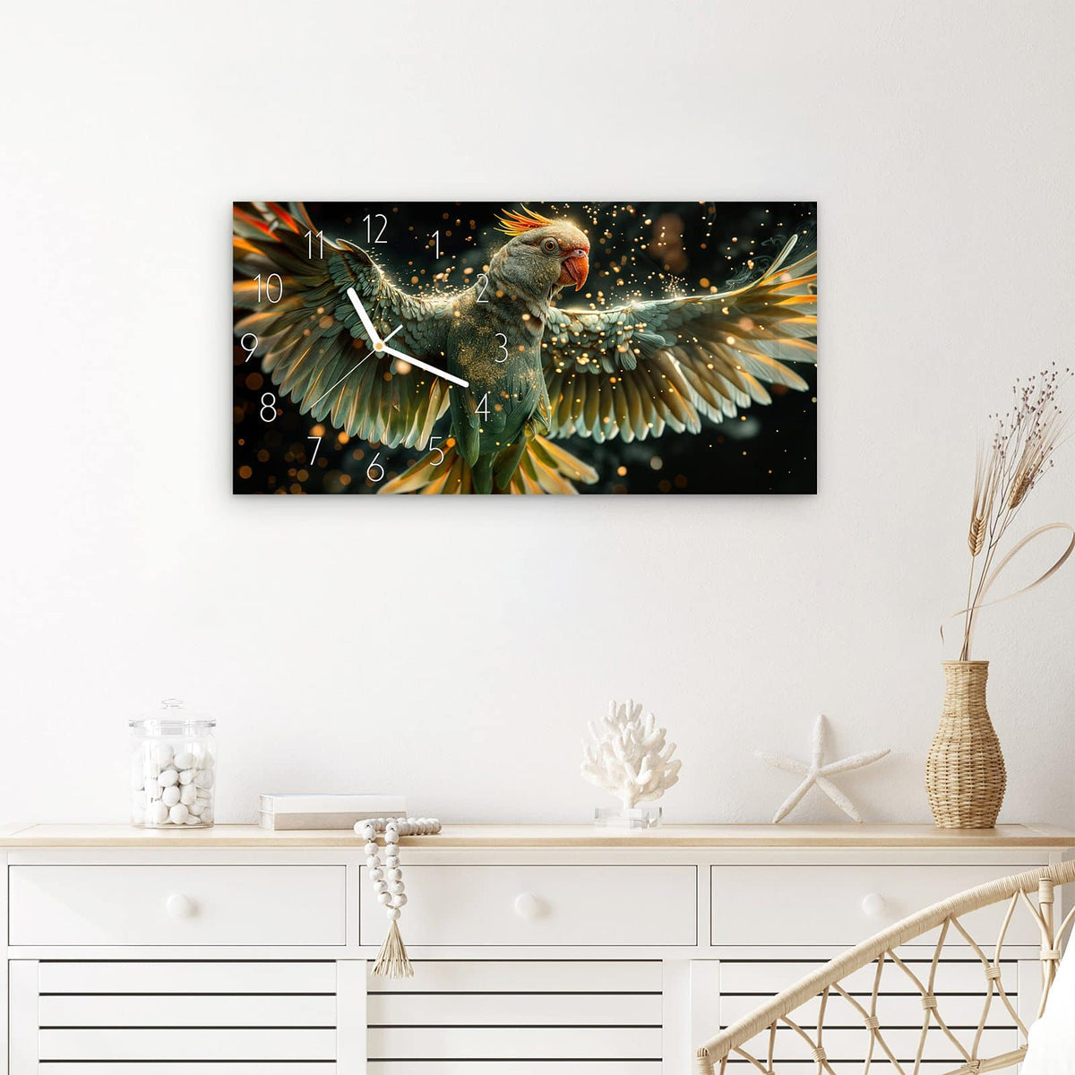 Wanduhr Fliegender Papagei aus Glas – Querformat 60 × 30 cm – Papagei im Flug zwischen Glitzerpartikeln