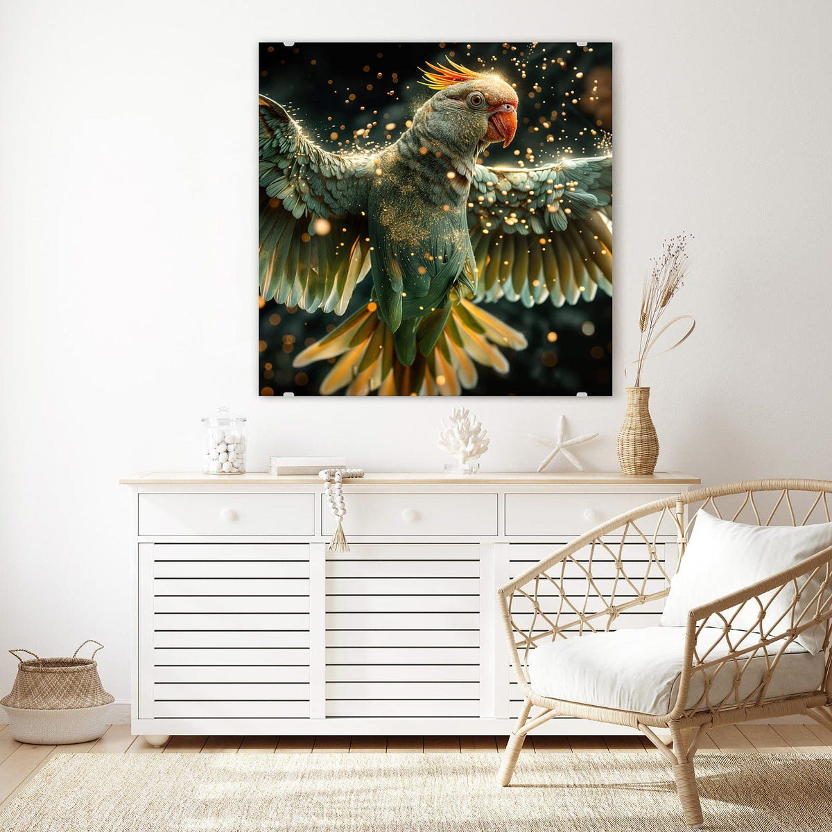 Glasbild Fliegender Papagei an der Wand – Papagei mit weit ausgebreiteten Flügeln im Flug, umgeben von goldenen Funken