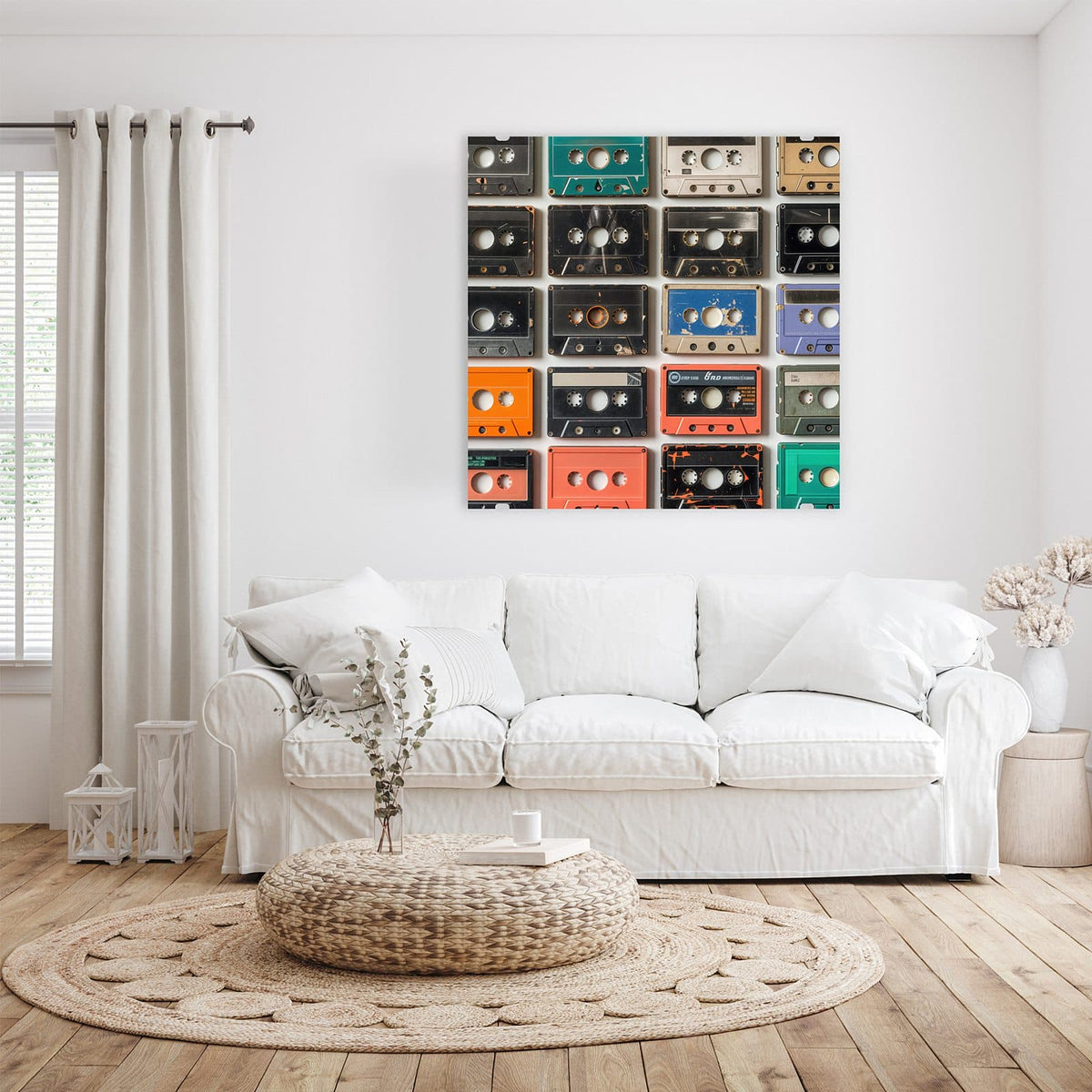 Glasbild Vintage Kassetten an der Wand – Raster aus rund 24 alten Musikkassetten in Schwarz, Orange, Türkis und Rot auf Weiß