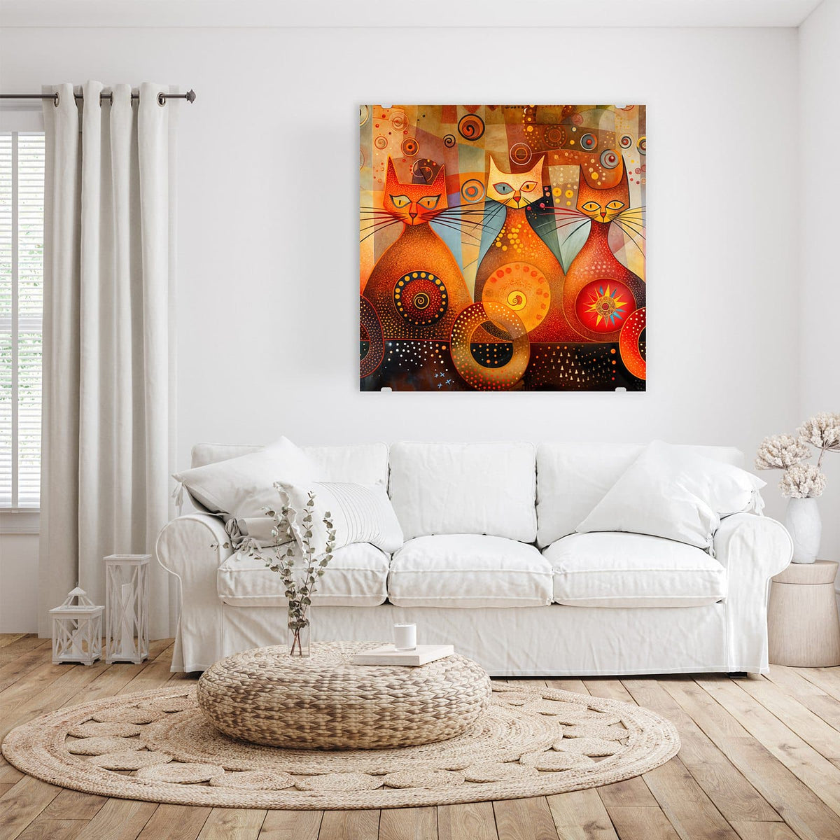 Glasbild Drei Katzen in Orange an der Wand – Drei stilisierte Katzen in Orange und Rot mit Spiralen, Punkten und Sonnenmotiv im Klimt-Stil