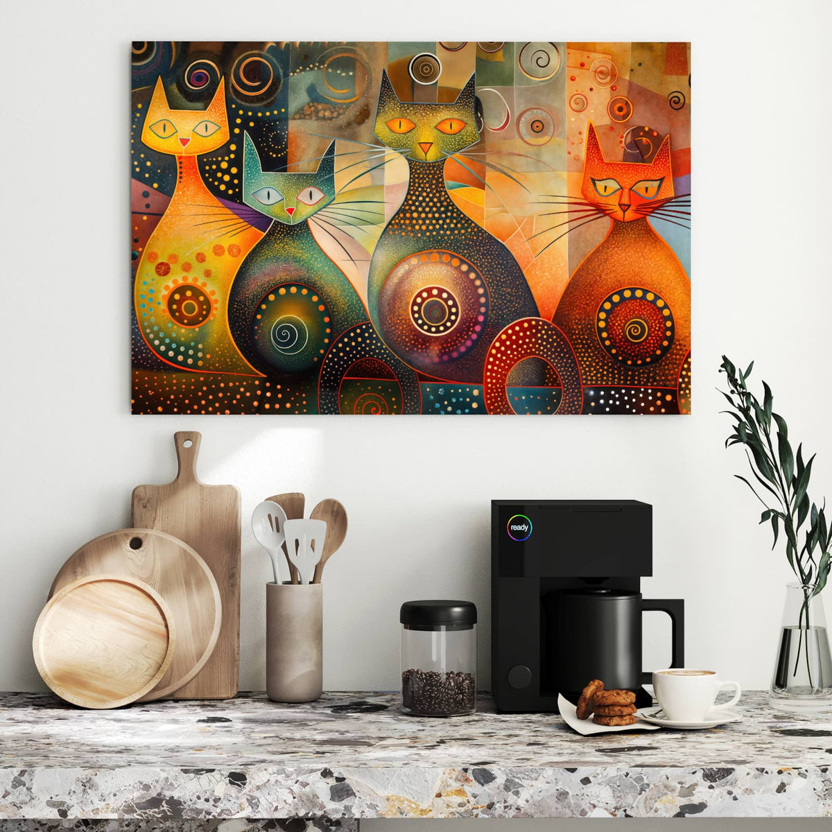 Drei stilisierte Katzen in Orange und Rot mit Spiralen, Punkten und Sonnenmotiv im Klimt-Stil
