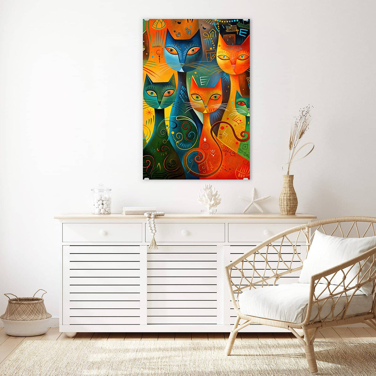 Glasbild Gemusterte Katzen an der Wand – Mehrere stilisierte Katzen in Orange, Türkis und Gelb mit Punkten, Spiralen und Linienmustern