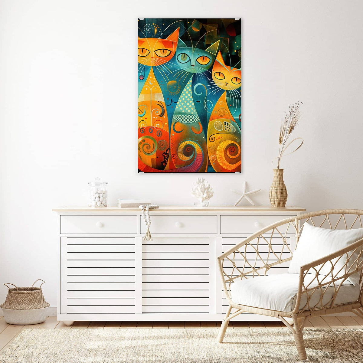 Glasbild Verspielte Katzen an der Wand – Vier stilisierte Katzen mit Schnörkeln und Punkten in Orange, Blau und Schwarz