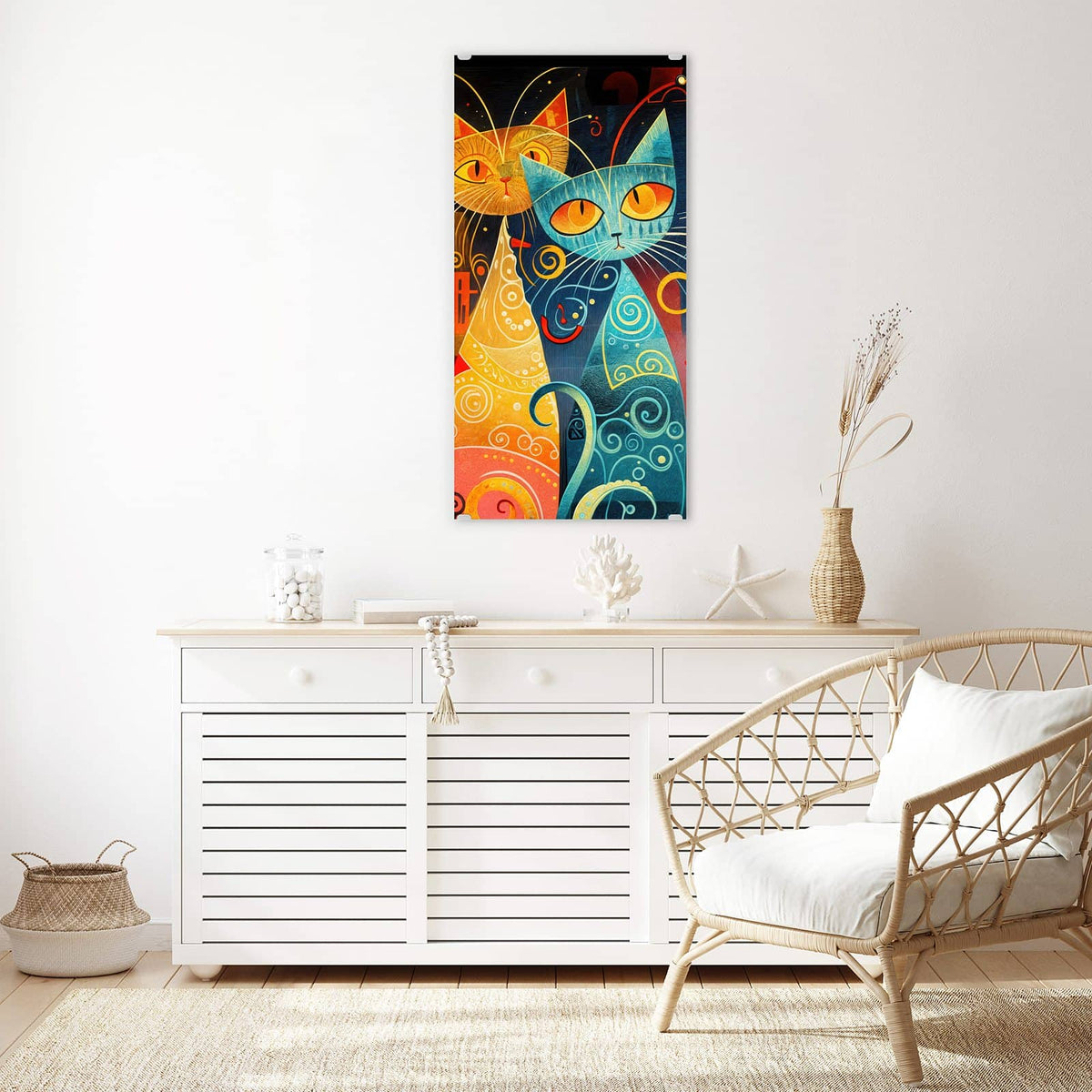 Glasbild Verspielte Katzen an der Wand – Vier stilisierte Katzen mit Schnörkeln und Punkten in Orange, Blau und Schwarz