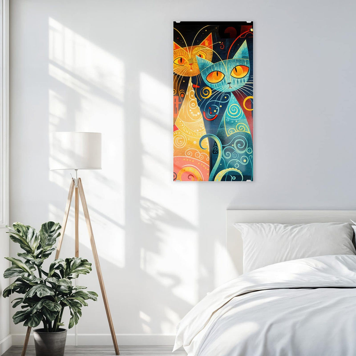 Glasbild Verspielte Katzen an der Wand – Vier stilisierte Katzen mit Schnörkeln und Punkten in Orange, Blau und Schwarz
