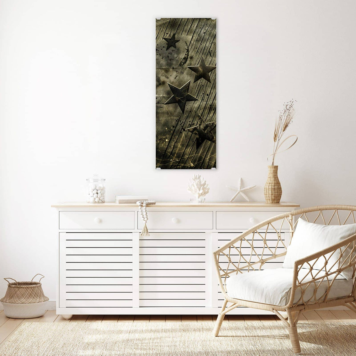 Glasbild Verwitterte Sterne an der Wand – Geprägte Sterne auf verwitterter, zerkratzter olivgrüner Oberfläche – kein Nachthimmel