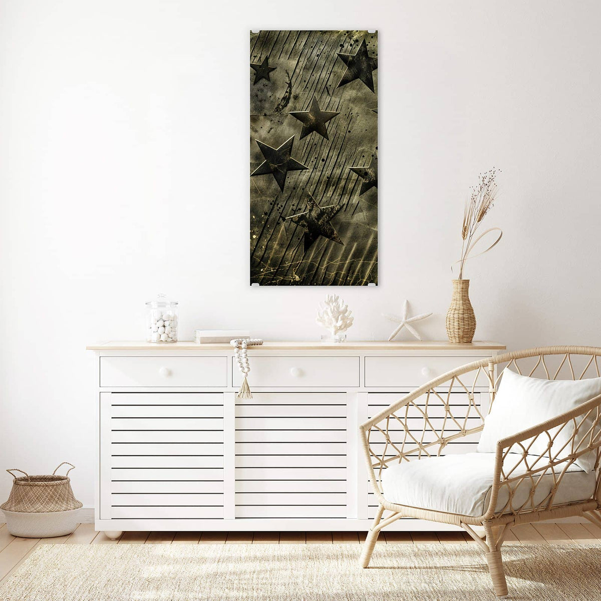 Glasbild Verwitterte Sterne an der Wand – Geprägte Sterne auf verwitterter, zerkratzter olivgrüner Oberfläche – kein Nachthimmel