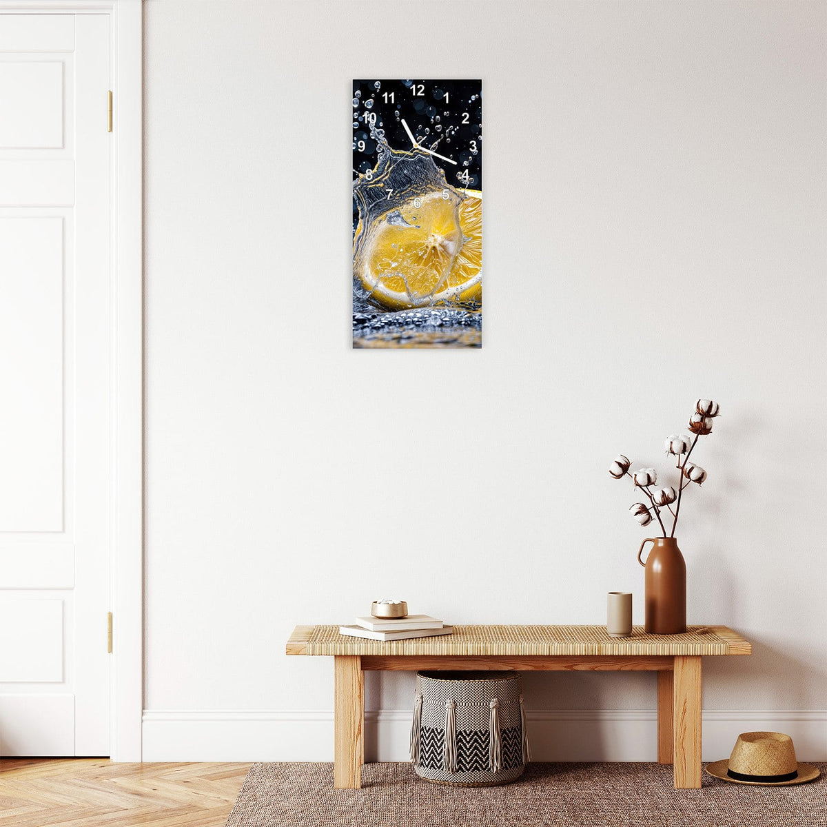 Wanduhr aus Glas im Hochformat Zitronenspritzer mit Ziffernblatt Modern über einer Holzbank im Flur