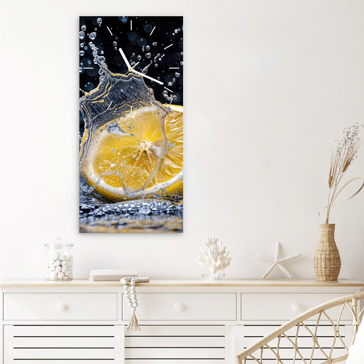 Wanduhr aus Glas im Hochformat Zitronenspritzer mit Ziffernblatt Linie über einem weißen Sideboard