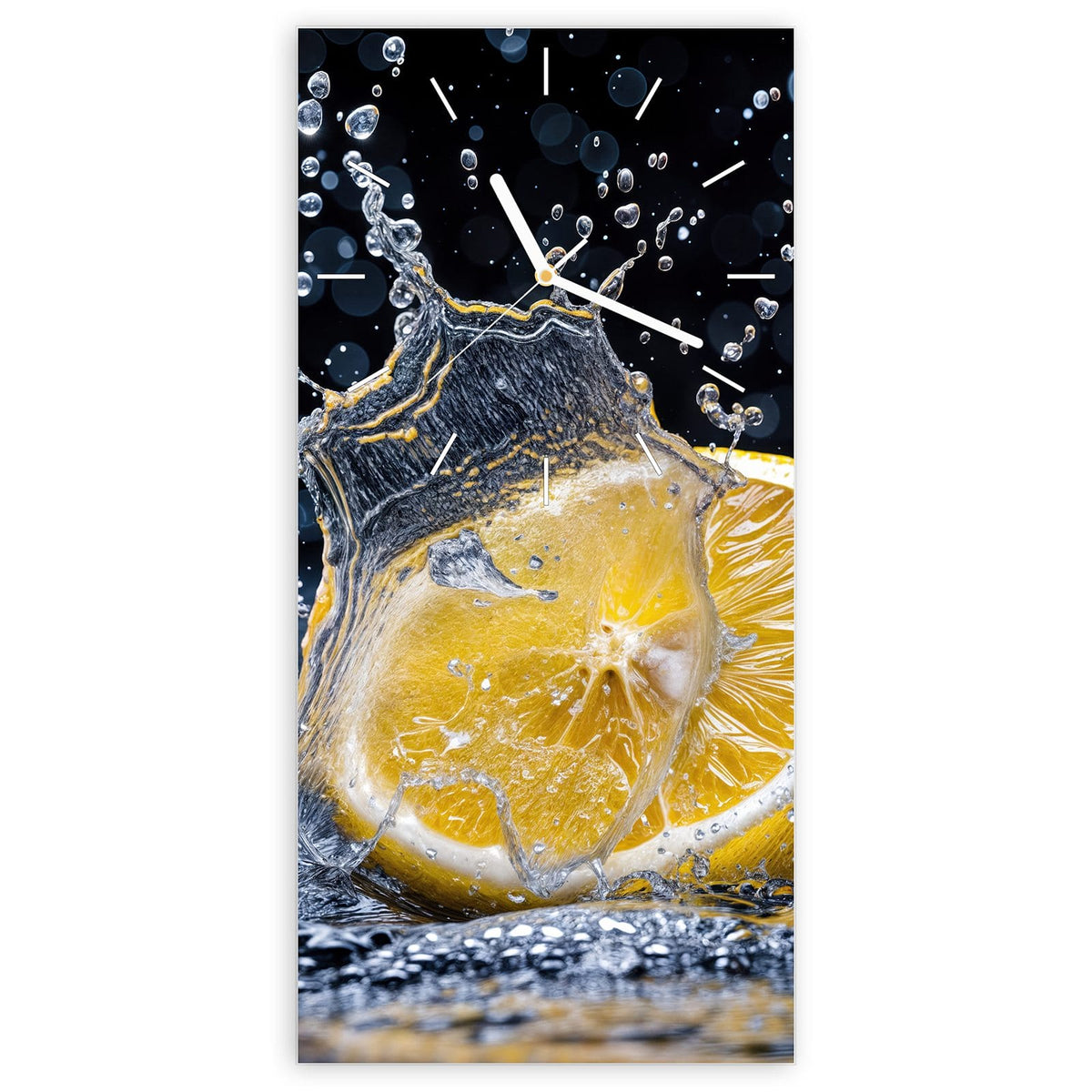 Wanduhr aus Glas, Ziffernblatt Linie: Aufgeschnittene Zitrone schlägt vor schwarzem Grund ins Wasser und wirft eine Spritzerkrone