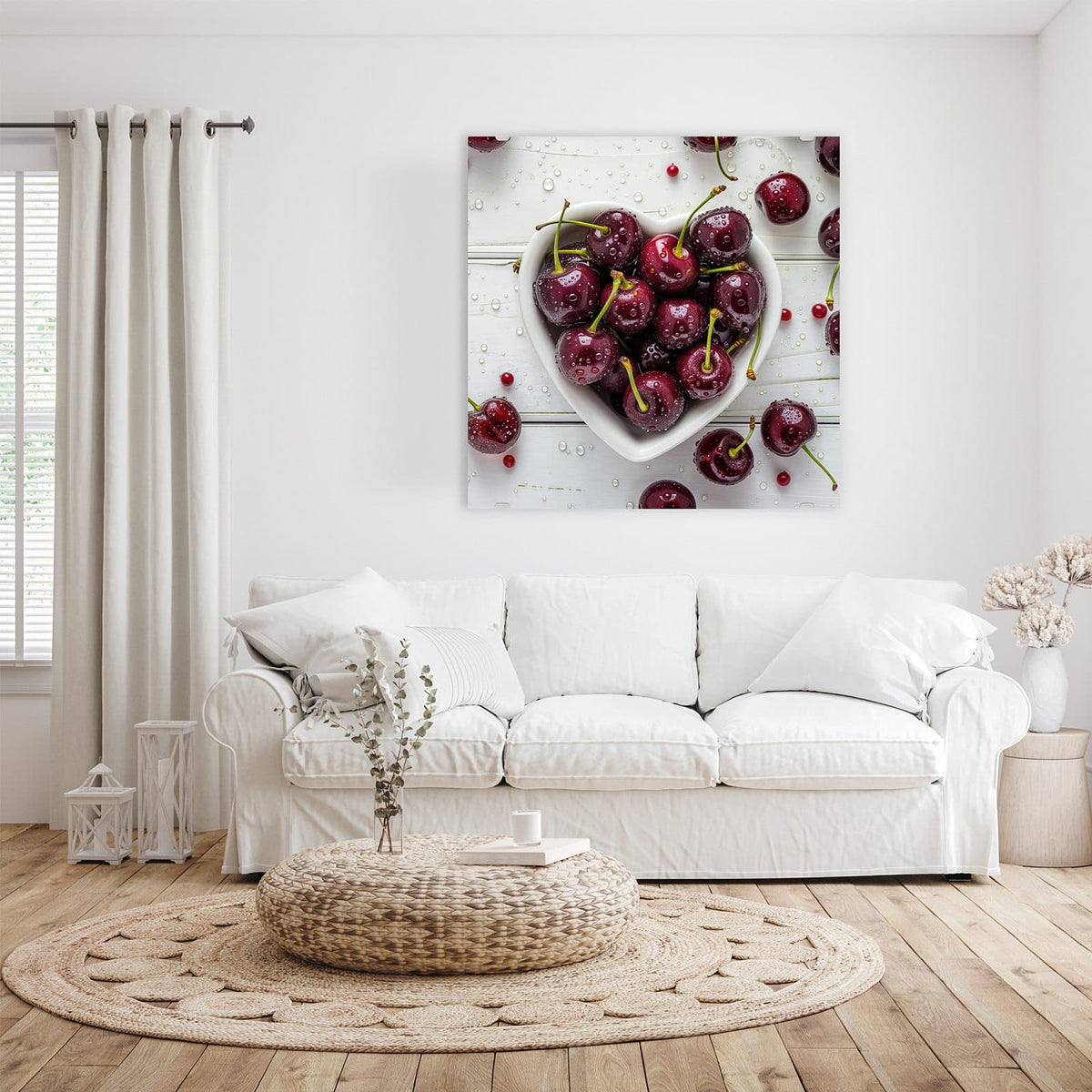 Glasbild Kirschen in Herzschale an der Wand – Dunkelrote Kirschen in einer herzförmigen weißen Schale auf weißem Holz