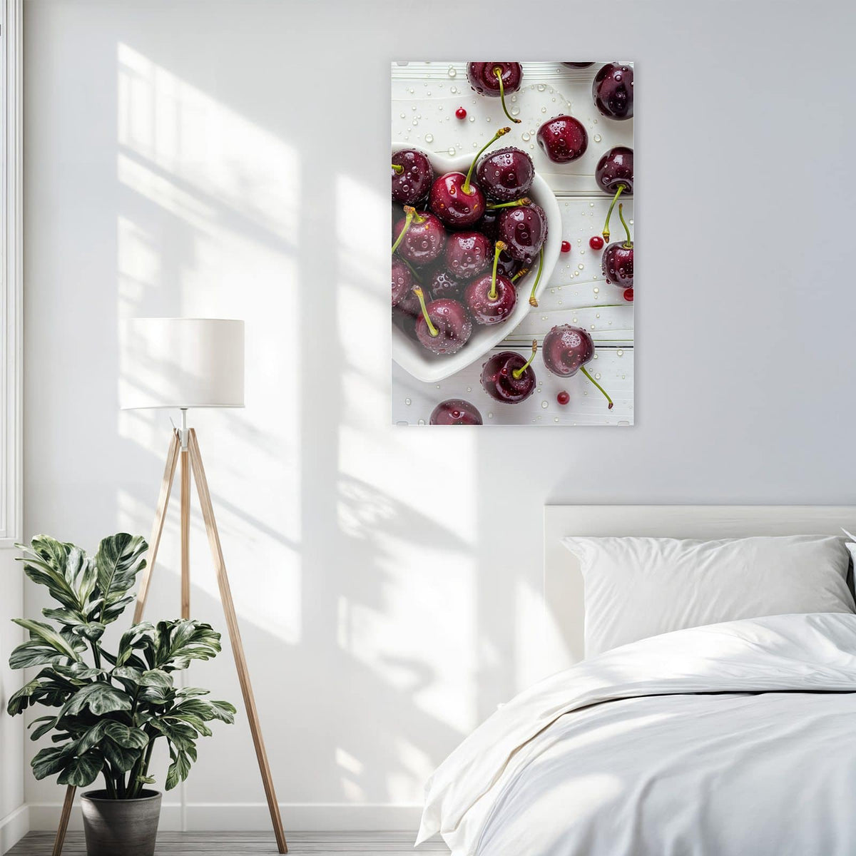 Glasbild Kirschen in Herzschale an der Wand – Dunkelrote Kirschen in einer herzförmigen weißen Schale auf weißem Holz