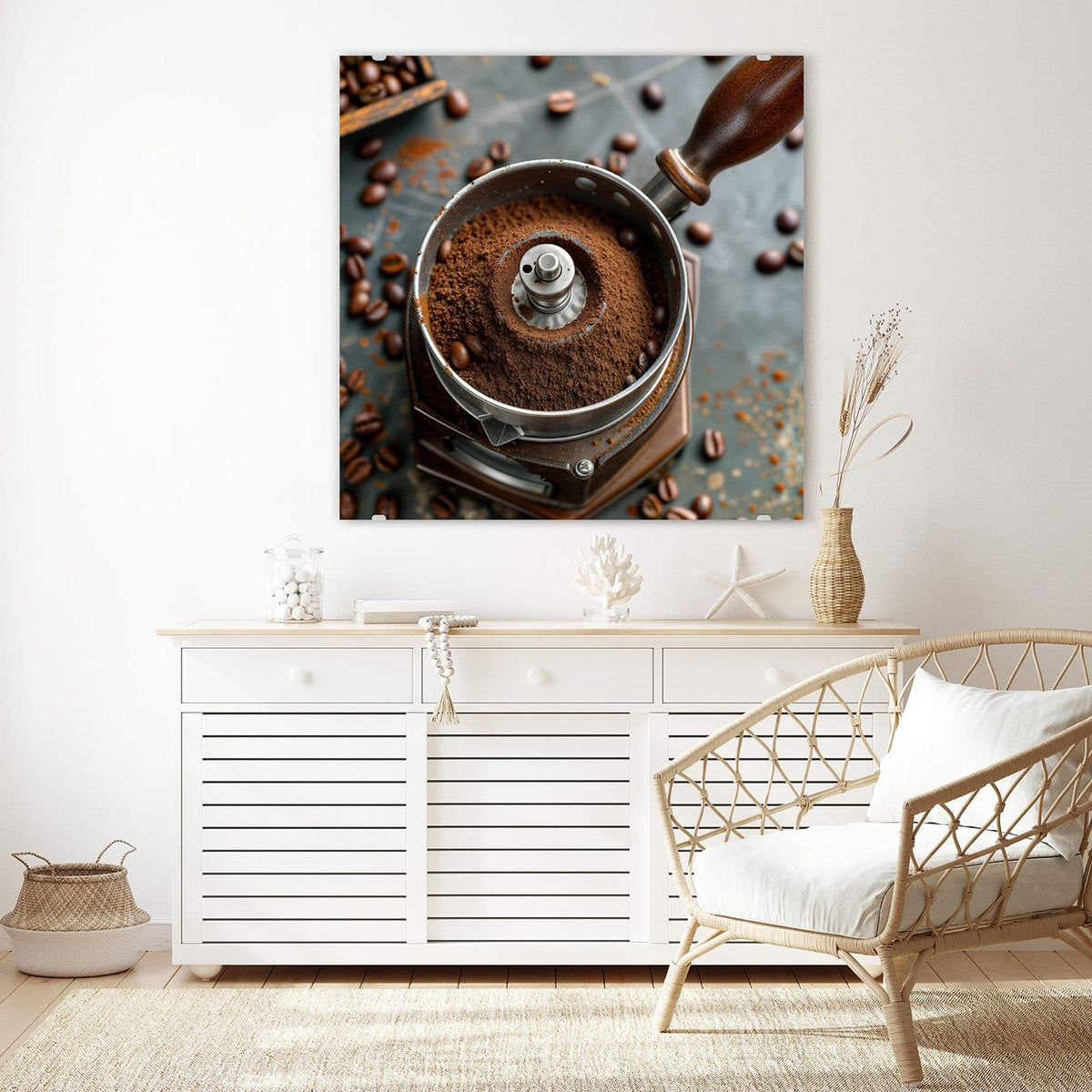 Glasbild Kaffeemühle an der Wand – Alte Kaffeemühle von oben, gefüllt mit gemahlenem Kaffee, ringsum Bohnen