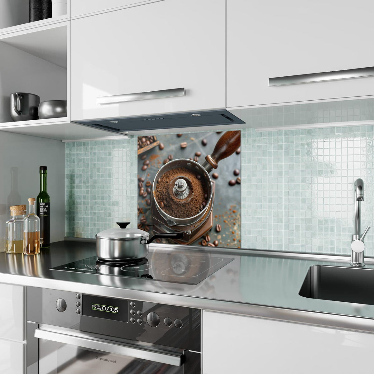 Küchenrückwand aus Glas Kaffeemühle im quadratischen Format als Spritzschutz hinter dem Kochfeld, über dem Fliesenspiegel montiert