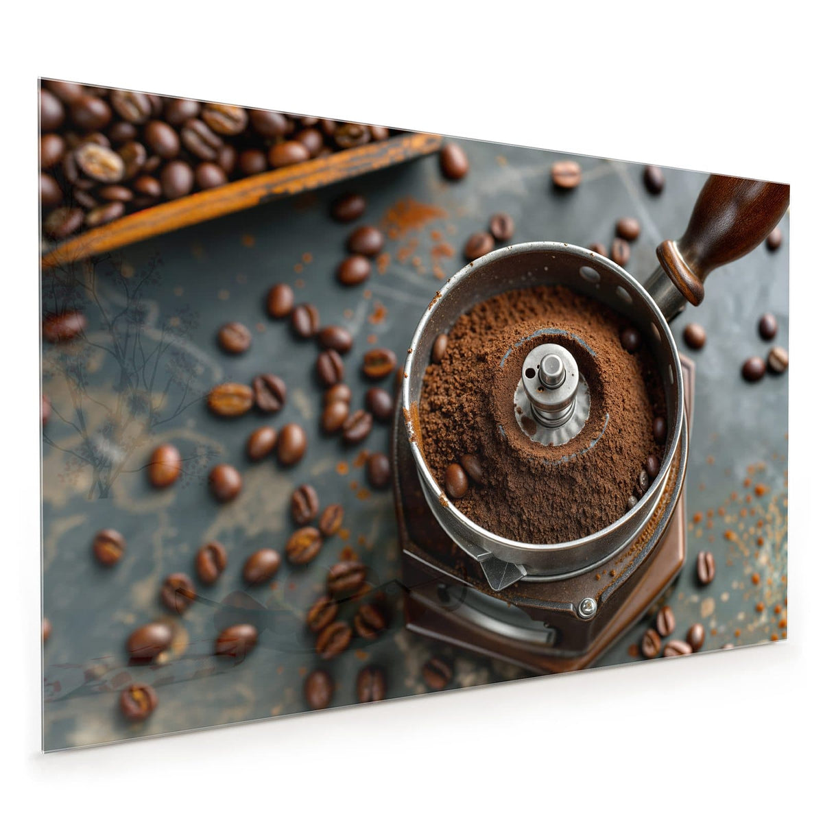 Küchenrückwand aus Glas im Hochformat: Alte Kaffeemühle von oben, gefüllt mit gemahlenem Kaffee, ringsum Bohnen