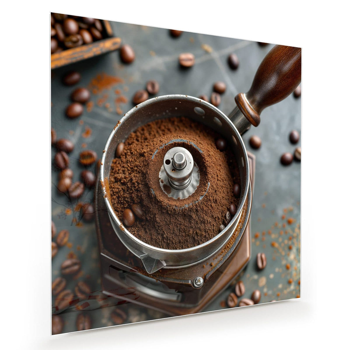Alte Kaffeemühle von oben, gefüllt mit gemahlenem Kaffee, ringsum Bohnen