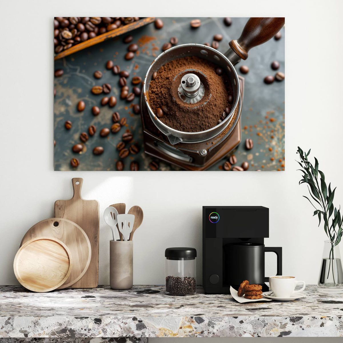 Alte Kaffeemühle von oben, gefüllt mit gemahlenem Kaffee, ringsum Bohnen