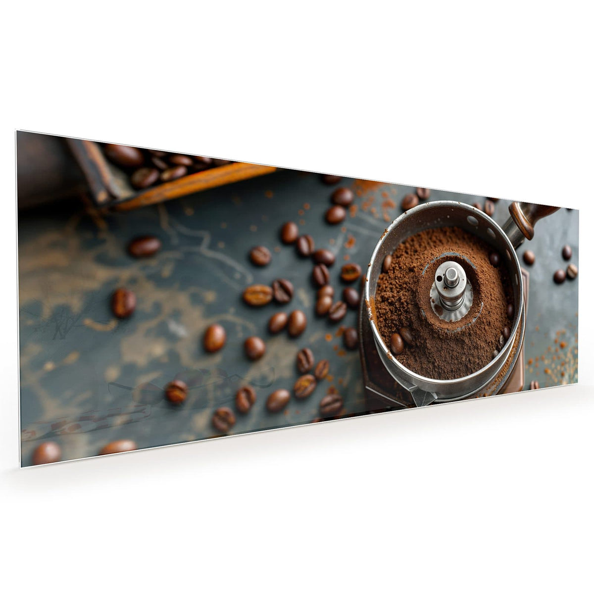 Küchenrückwand aus Glas im Hochformat: Alte Kaffeemühle von oben, gefüllt mit gemahlenem Kaffee, ringsum Bohnen #grösse_40 x 100 cm #grösse_50 x 125 cm #grösse_60 x 150 cm