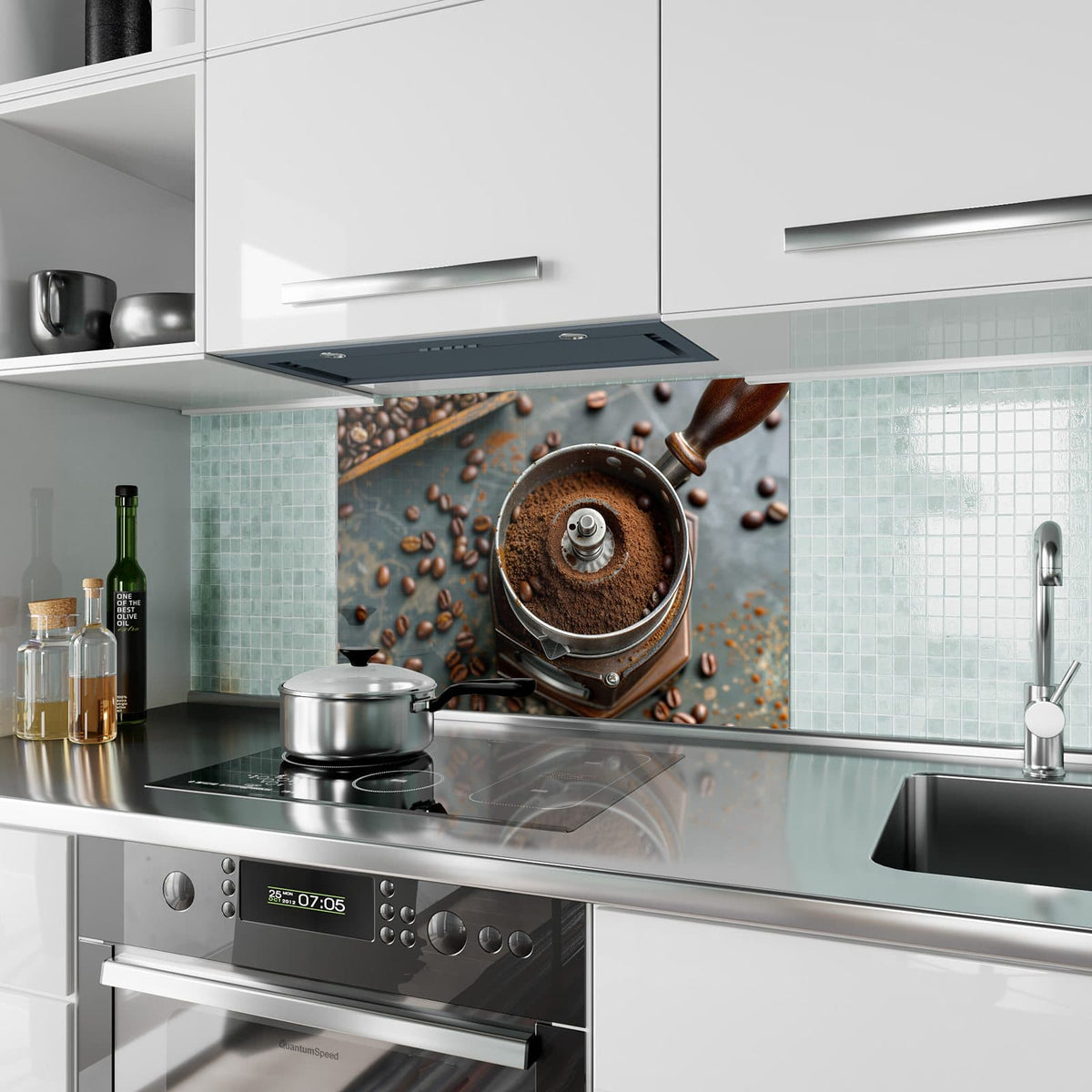 Küchenrückwand aus Glas Kaffeemühle im Hochformat als Spritzschutz hinter dem Kochfeld, über dem Fliesenspiegel montiert