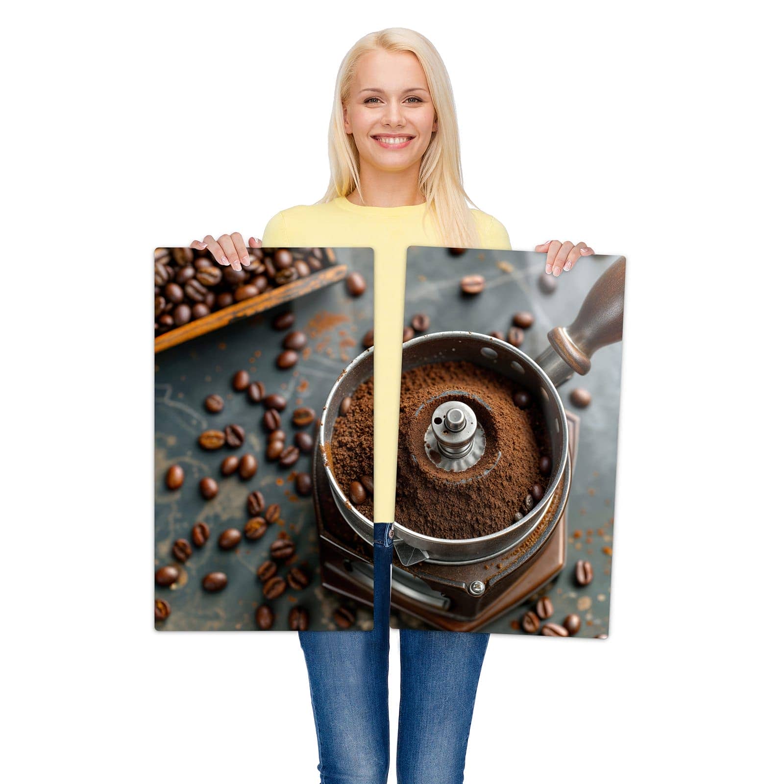 2-teilige Herdabdeckplatte aus Glas mit Kaffeemühle-Motiv wird zur Größendarstellung gehalten