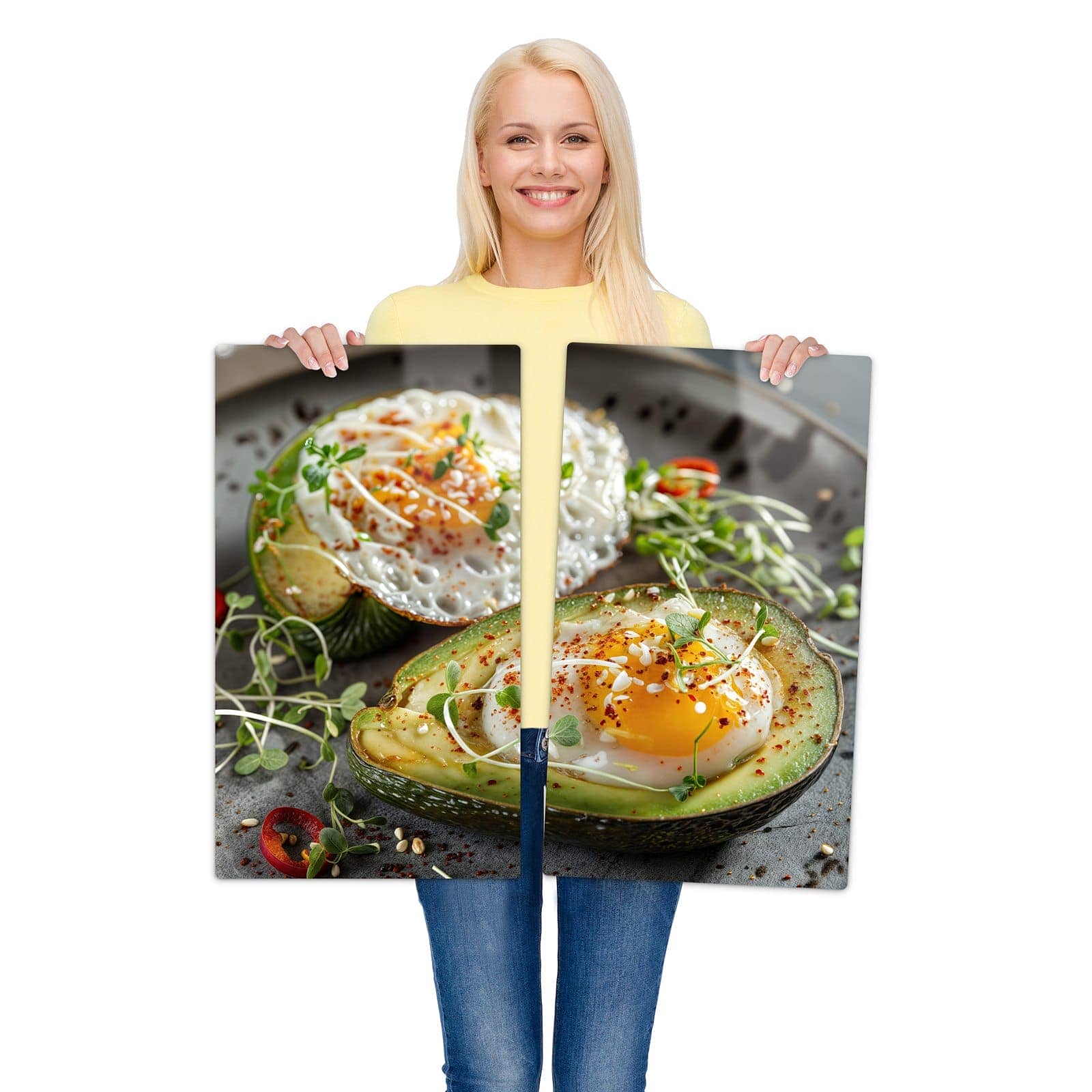 2-teilige Herdabdeckplatte aus Glas mit Avocado Frühstück-Motiv wird zur Größendarstellung gehalten