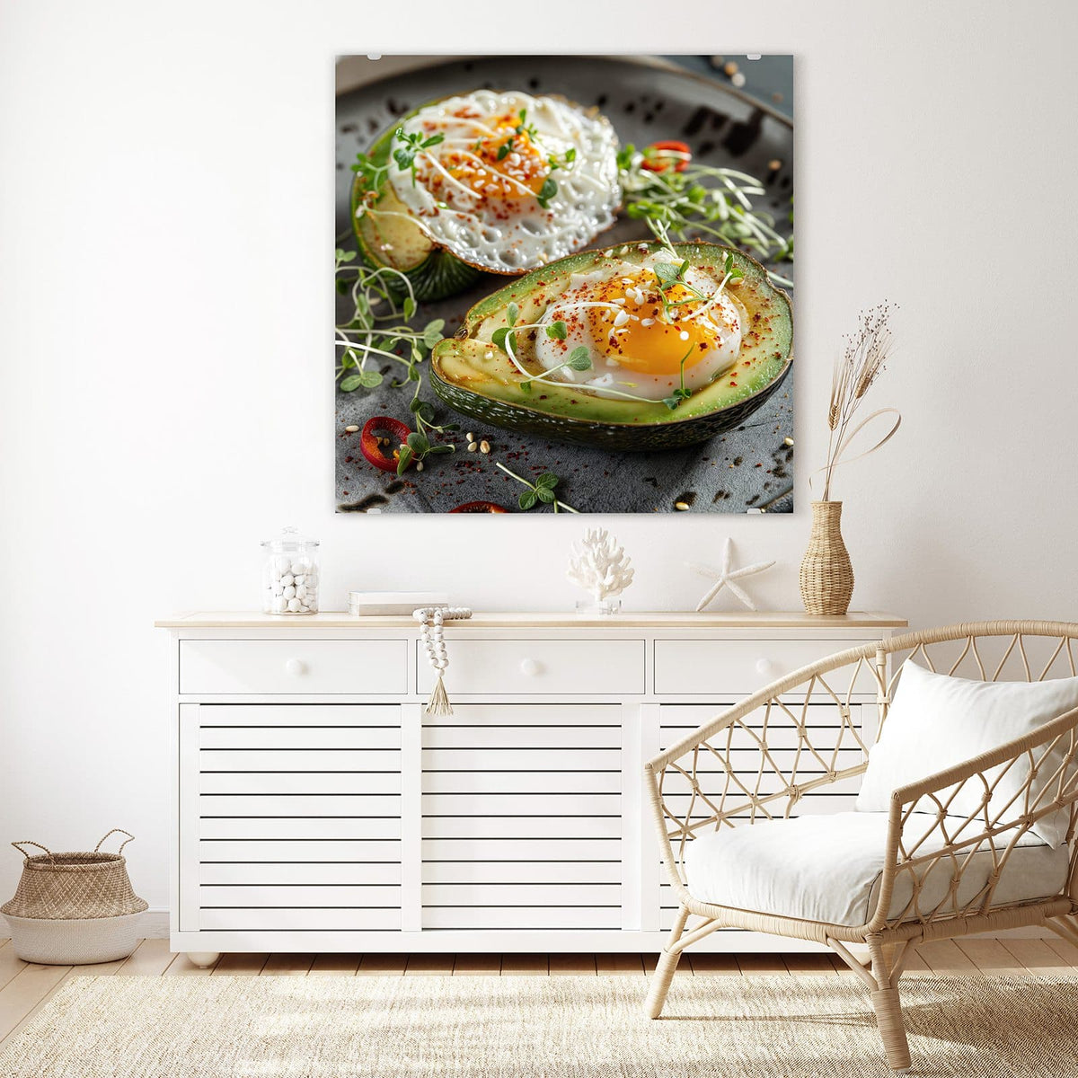 Glasbild Ei in Avocadohälften an der Wand – Zwei Avocadohälften mit darin gegartem Ei, Kresse, Chiliflocken und Sesam auf dunklem Teller.