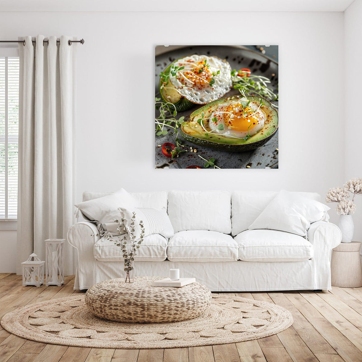 Glasbild Ei in Avocadohälften an der Wand – Zwei Avocadohälften mit darin gegartem Ei, Kresse, Chiliflocken und Sesam auf dunklem Teller.