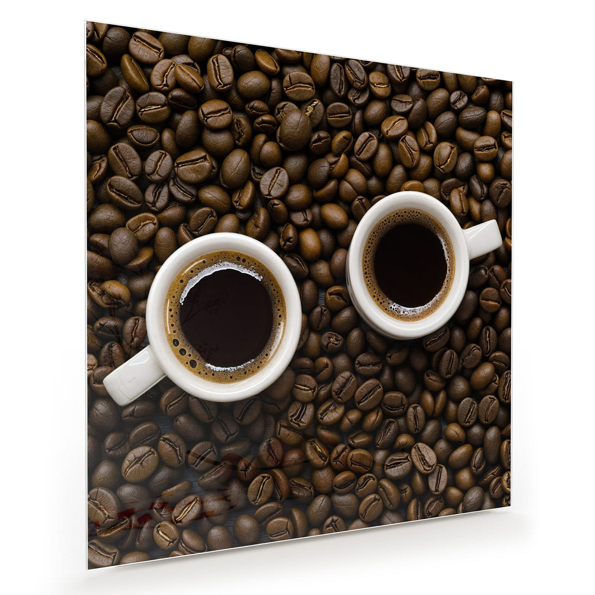 Zwei weiße Tassen schwarzen Kaffees von oben auf einem Bett aus Kaffeebohnen