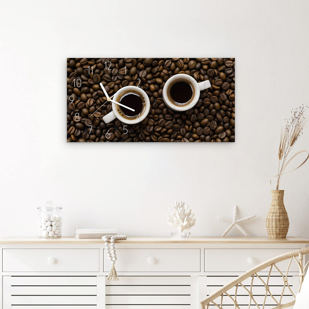 Wanduhr Kaffeebohnen und Tassen aus Glas – Querformat 60 × 30 cm – Zwei Kaffeetassen auf Bohnenbett