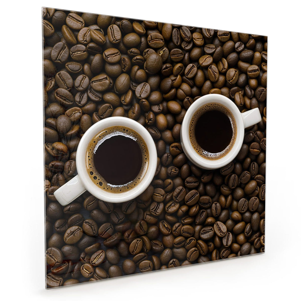 Küchenrückwand aus Glas im quadratischen Format: Zwei weiße Tassen schwarzen Kaffees von oben auf einem Bett aus Kaffeebohnen #grösse_40 x 40 cm #grösse_50 x 50 cm #grösse_60 x 60 cm