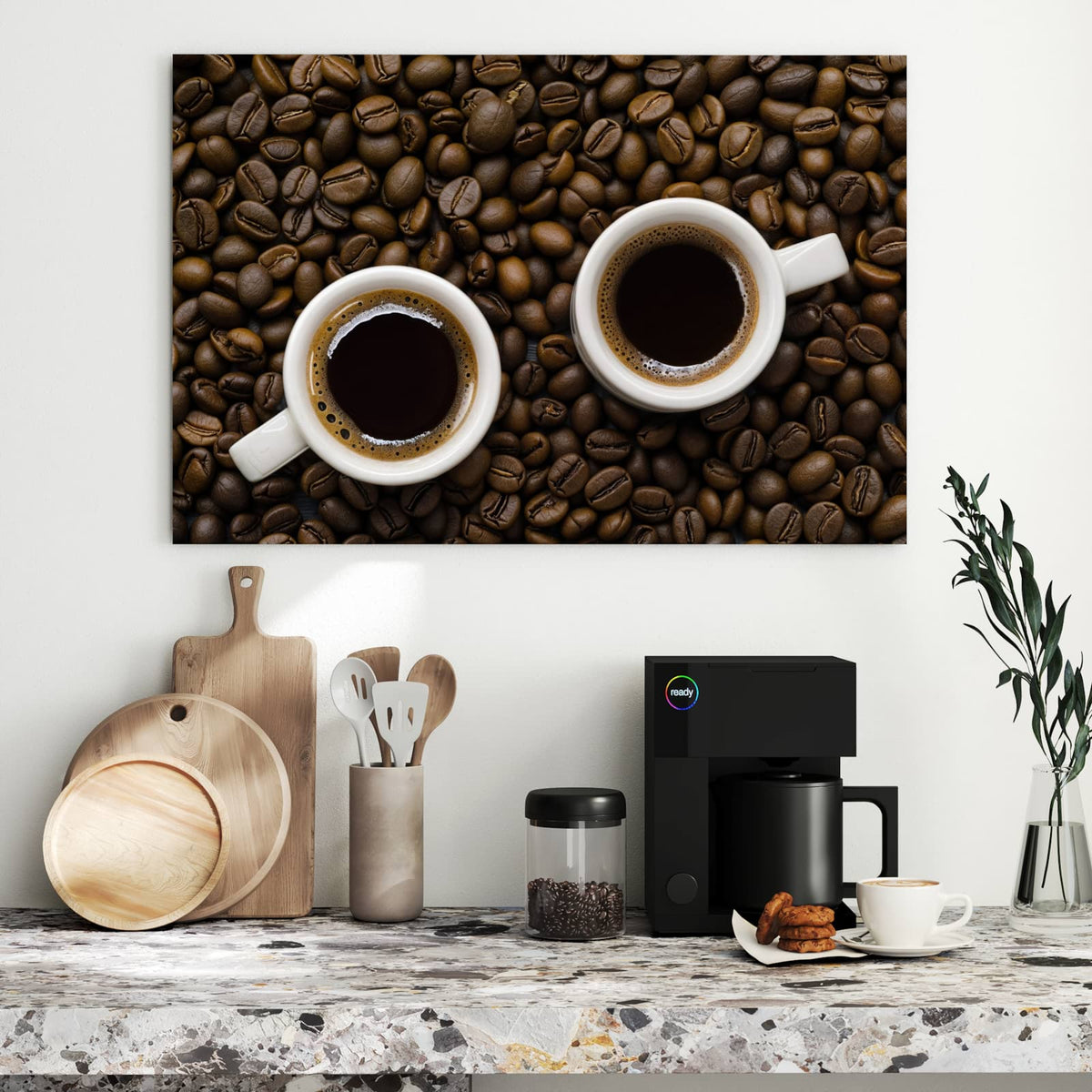 Zwei weiße Tassen schwarzen Kaffees von oben auf einem Bett aus Kaffeebohnen