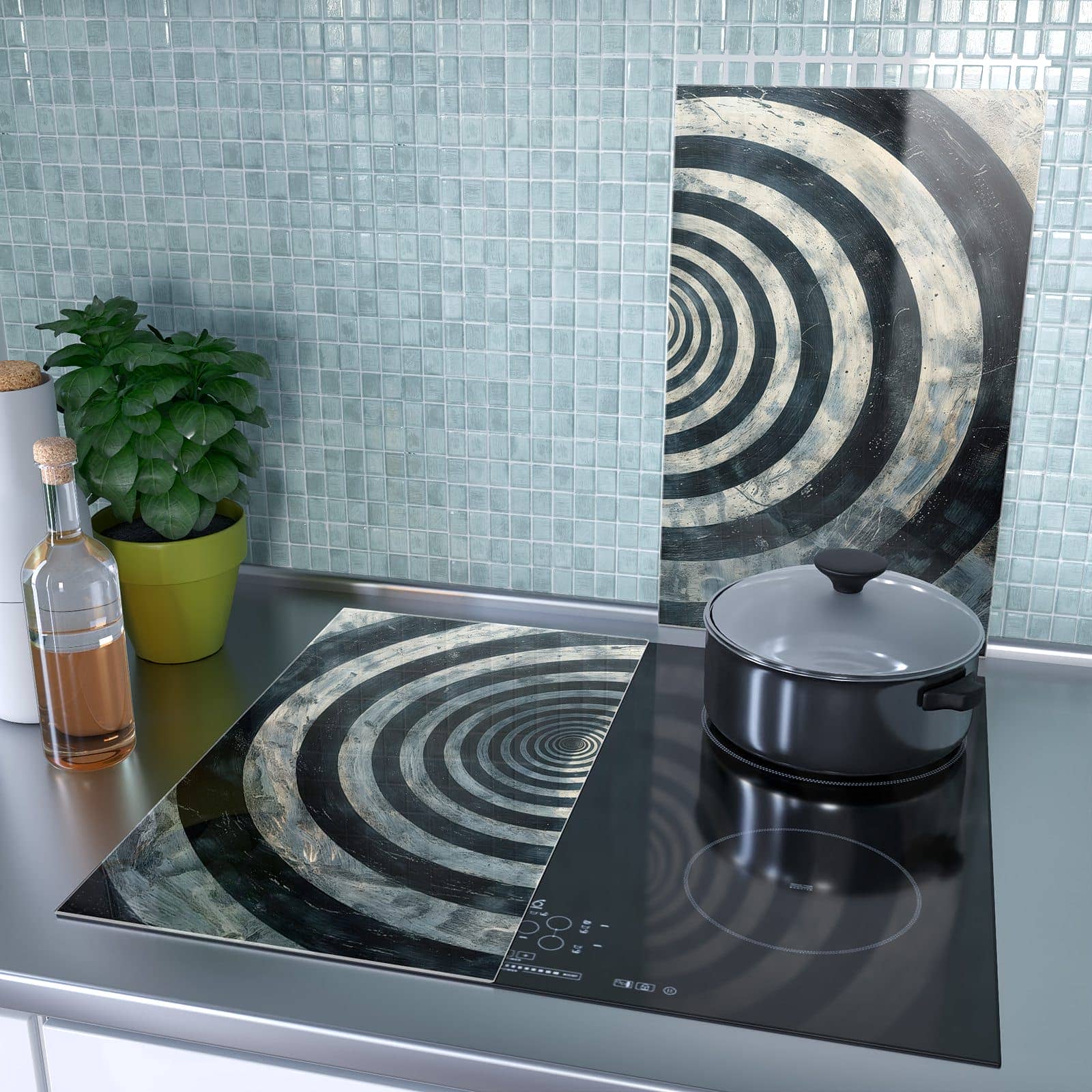 2-teilige Herdabdeckplatte mit Hypnotische Spirale-Motiv als Spritzschutz hinter dem Kochfeld