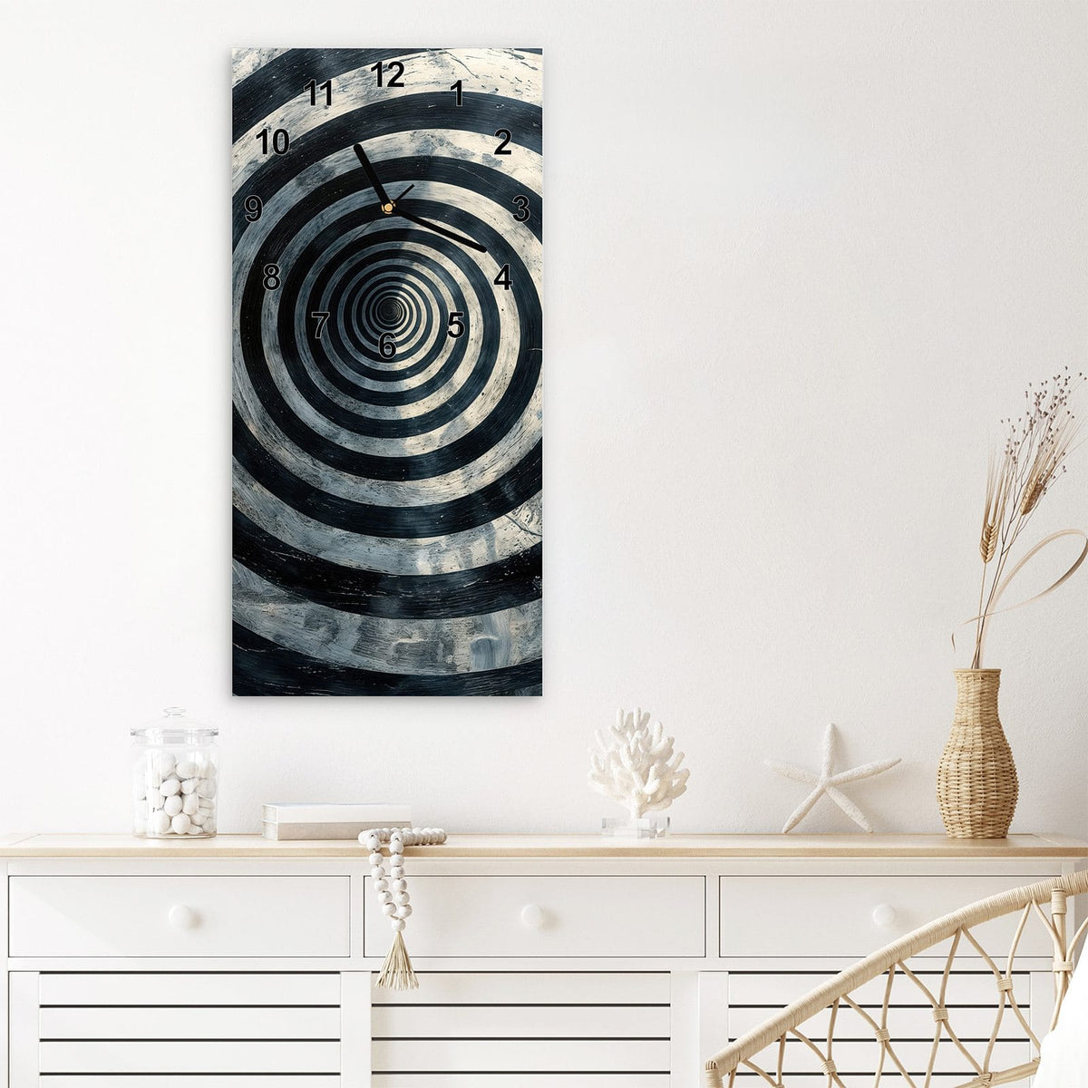 Wanduhr aus Glas im Hochformat Kreise in Schwarz-Weiß mit Ziffernblatt Modern über einem weißen Sideboard