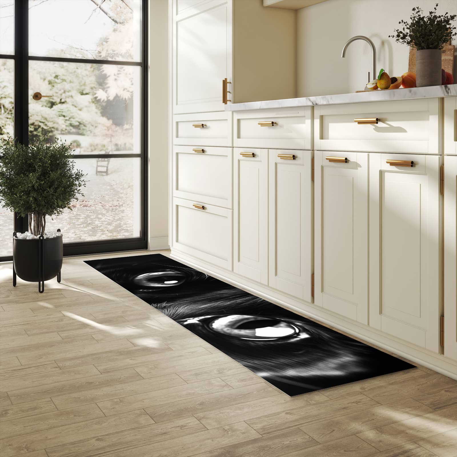 Waschbarer Küchenteppich mit Motiv Katzengesicht in heller Küche