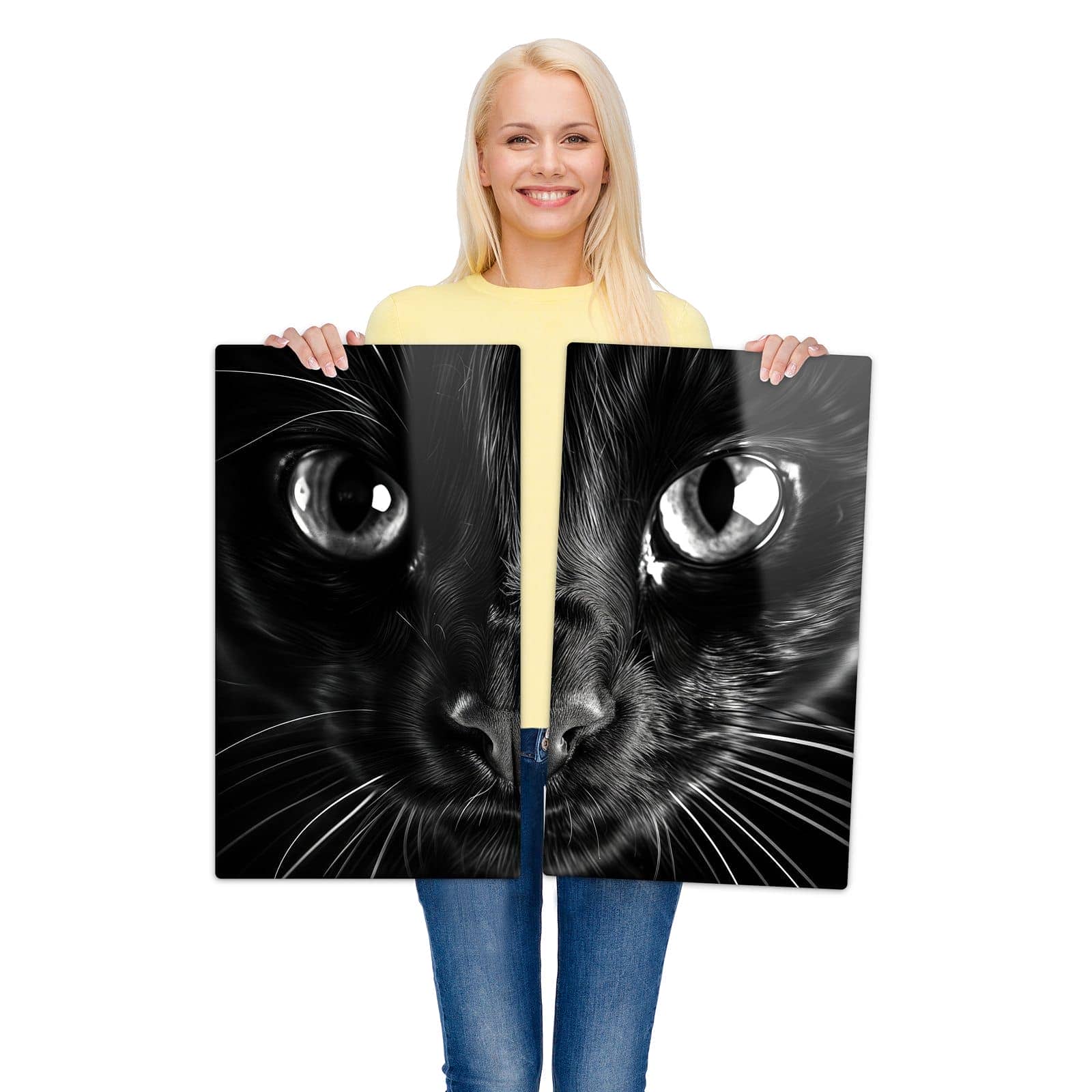 2-teilige Herdabdeckplatte mit Katzengesicht-Motiv wird zur Größendarstellung gehalten