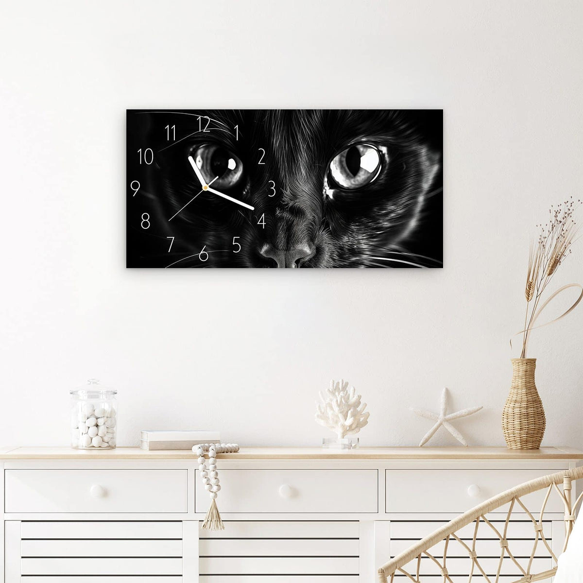 Wanduhr Katzengesicht aus Glas – Querformat 60 × 30 cm – Katzenaugen ganz nah in Schwarz-Weiß
