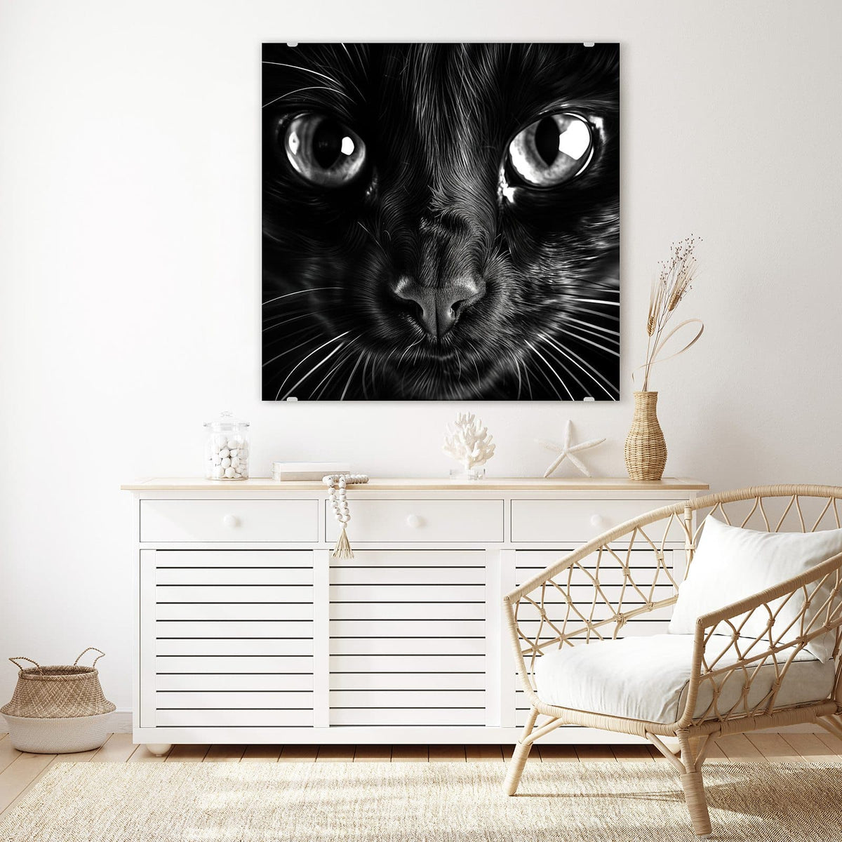 Glasbild Katzengesicht an der Wand – Schwarz-weiße Nahaufnahme eines schwarzen Katzengesichts mit großen hellen Augen