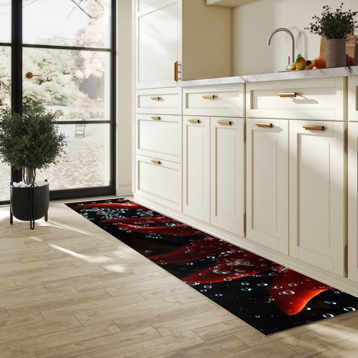 Feuchtigkeitsresistenter Küchenteppich mit Motiv Paprika im Wasser in heller Küche