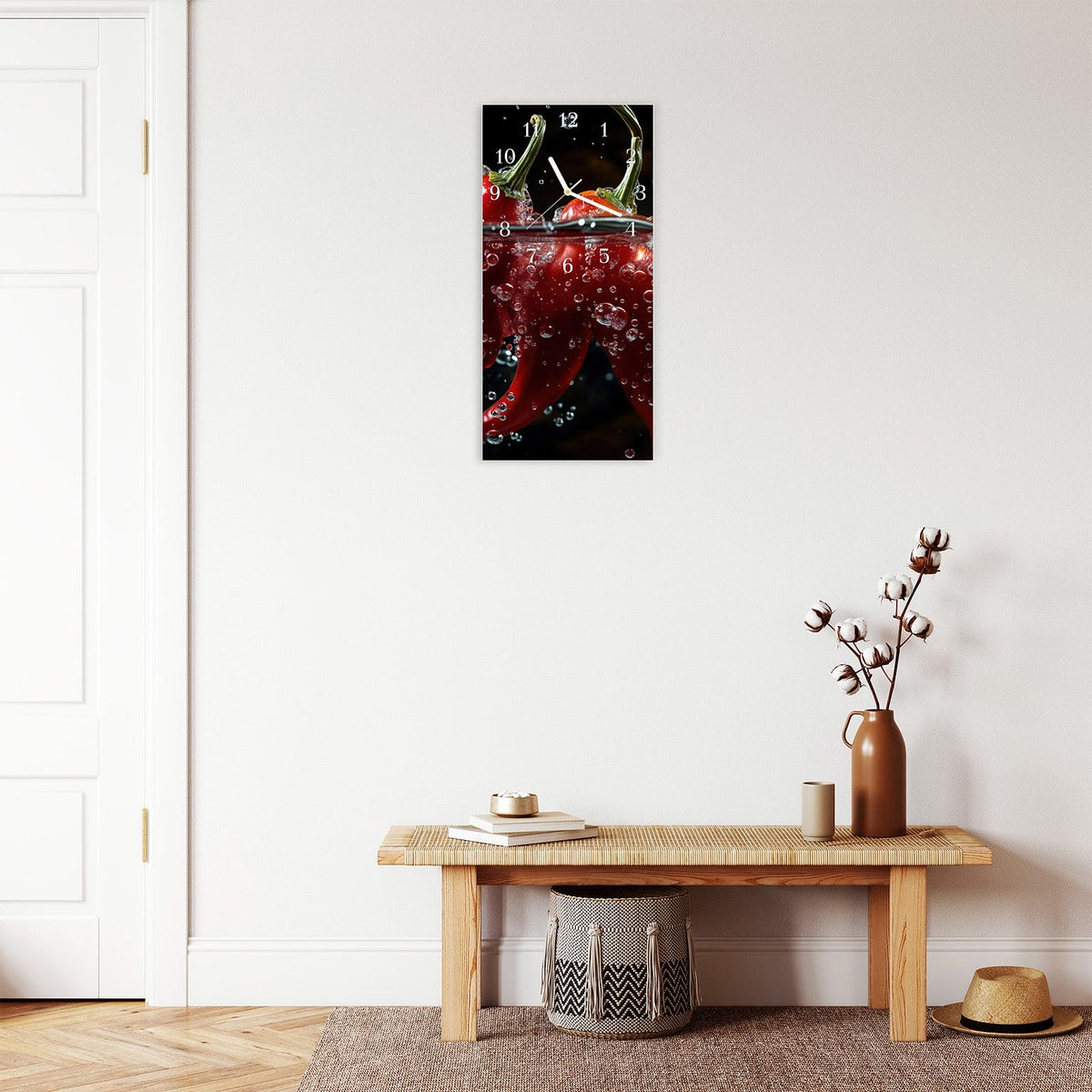 Moderne Wanduhr aus Glas mit Farbtiefe – Wanduhr Paprika im Wasser aus Glas – Hochformat 30 × 60 cm