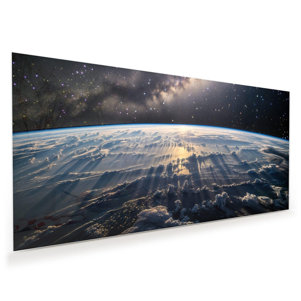 Erdatmosphäre von oben, darüber die Milchstraße, am Horizont Sonnenlicht