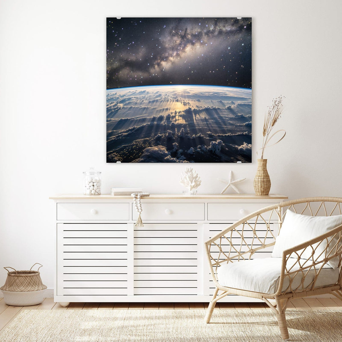 Glasbild Erde und Milchstraße an der Wand – Erdatmosphäre von oben, darüber die Milchstraße, am Horizont Sonnenlicht