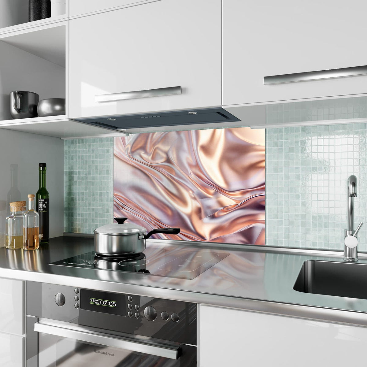 Küchenrückwand aus Glas Seidenfalten in Kupfer im Hochformat als Spritzschutz hinter dem Kochfeld, über dem Fliesenspiegel montiert