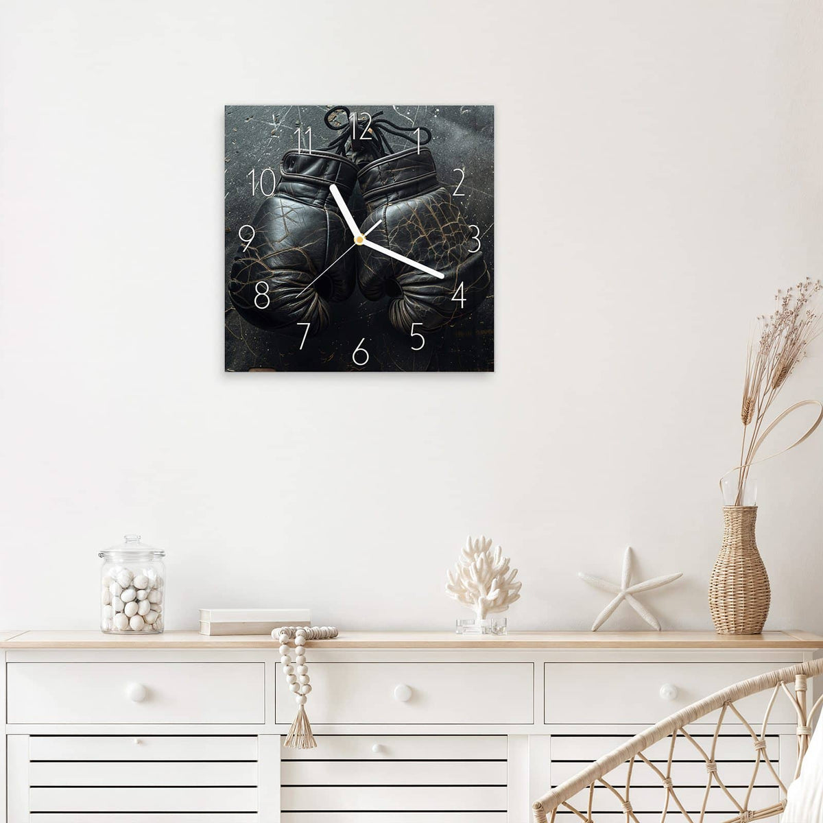 Wanduhr Liegende Boxhandschuhe aus Glas – Quadratisch 30 × 30 cm – Alte Boxhandschuhe mit Gebrauchsspuren