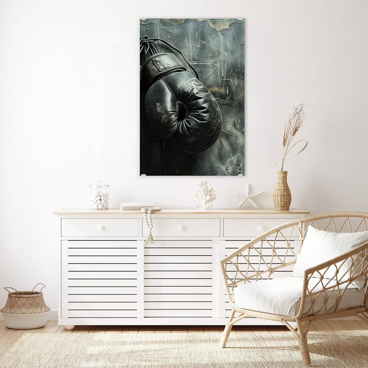 Glasbild Boxhandschuhe an Wand an der Wand – zwei schwarze, abgewetzte Boxhandschuhe hängen vor dunkler, rissiger Wand