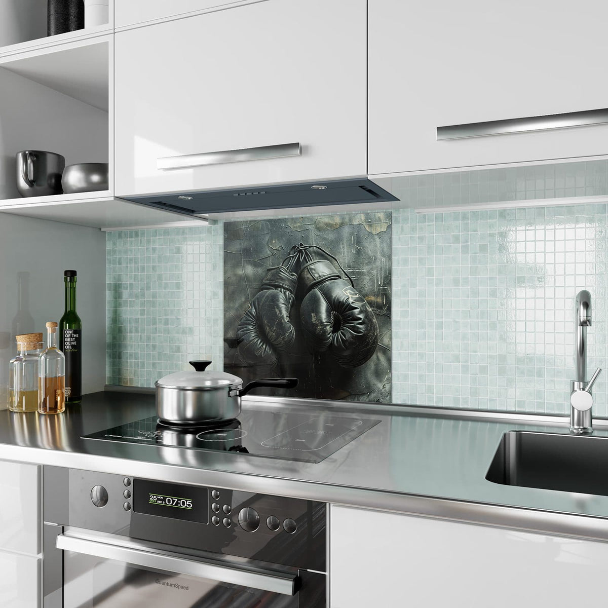 Küchenrückwand Boxhandschuhe an Wand aus Glas – Schwarze Boxhandschuhe vor rauem Putz