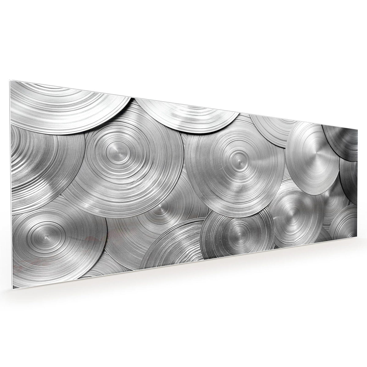 Küchenrückwand aus Glas im Hochformat mit Motiv Metallische Scheiben: Überlappende runde Metallscheiben mit konzentrischen Drehrillen in Silber #grösse_40 x 100 cm #grösse_50 x 125 cm #grösse_60 x 150 cm
