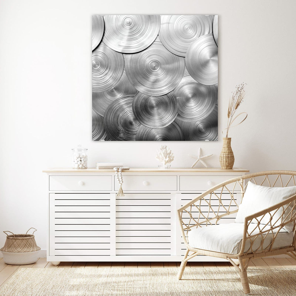 Glasbild Metallische Scheiben an der Wand – Überlappende runde Metallscheiben mit konzentrischen Drehrillen in Silber